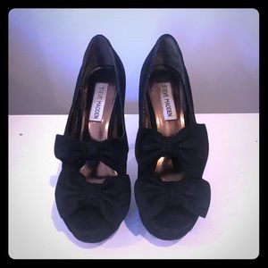 Black suede Steve Madden pumps